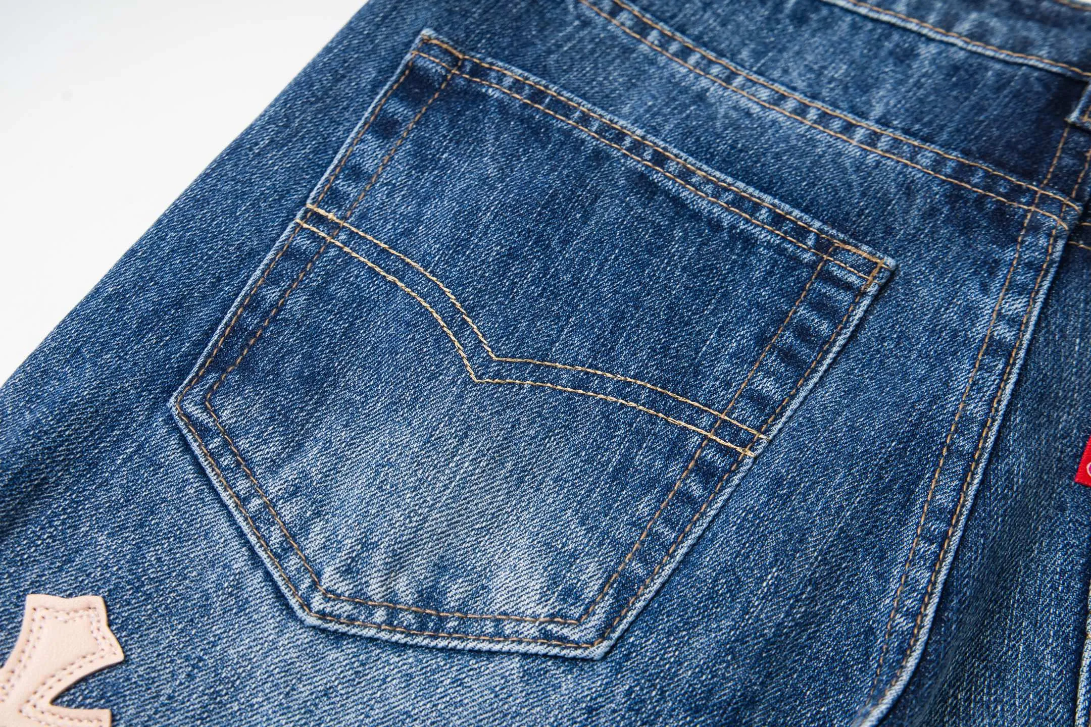 P240 Chrome Hearts 2025 New Bamboo Pink Cross Patch Leather Couple Washed Jeans This season’s hot item is sought after by countless celebrities and fashionistas. The neat details of the cutting process add color to the playful fashion! The neat and meticulous design, and the well-fitting structure is unique. The upper body not only has outstanding recognition, but also looks younger and younger. A style with the ultimate wearing meaning and performance, gorgeous color matching, and the craftsmanship of this style is also extremely extraordinary. After the finished product is washed, it is disassembled and hand-made with sheepskin cross leather and then spliced ​​together to complete. The whole piece has too many craftsmanship to describe. It is decorated with patchwork cross flowers and high-waisted washed jeans! ! Absolutely high-end luxury product, a god-level single product, a super popular product, made by top heavy industry, a magic weapon that cannot be missed. Style number: 1869# Size: 28 30 32 34 36 Color: blue
